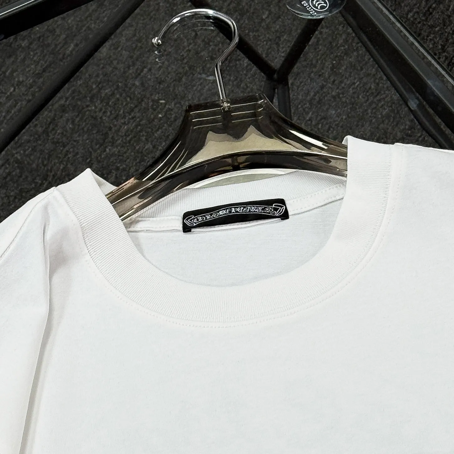 P180 Chrome Hearts Chrome Hearts 25 high version. The fabric is made of 300 grams of high-density pure cotton. It does not deform or shrink. It has three labels. It is the same style for men and women. Technology: digital direct-injection printing. Color: white, black. SIZE: S-XL.